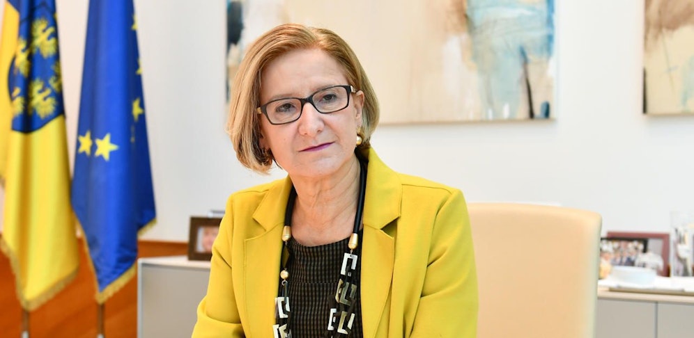 She is back: Mikl-Leitner nach Augen-OP