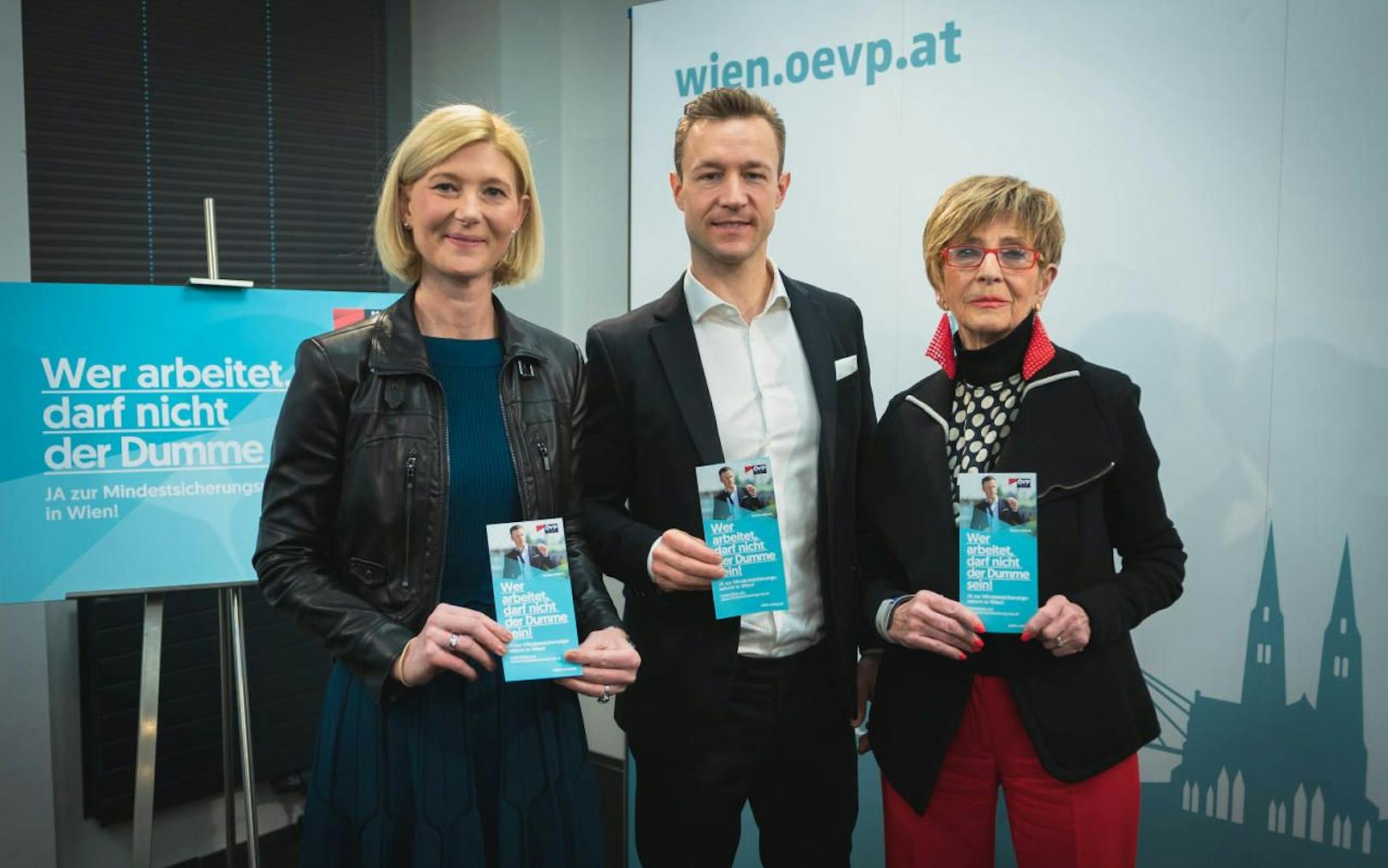 Die ÖVP Wien startet im Gemeindebau eine Werbekampagne für die Mindestsicherungsreform (v.l.n.r.: Landesgeschäftsführerin Bernadette Arnoldner, ÖVP Wien-Chef Gernot Blümel und Sozialsprecherin Ingrid Korosec).(c) ÖVP Wien