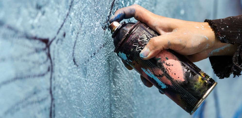Die Sprayer beschmierten die Fenster und Fassade einer Firma (Symbolbild)