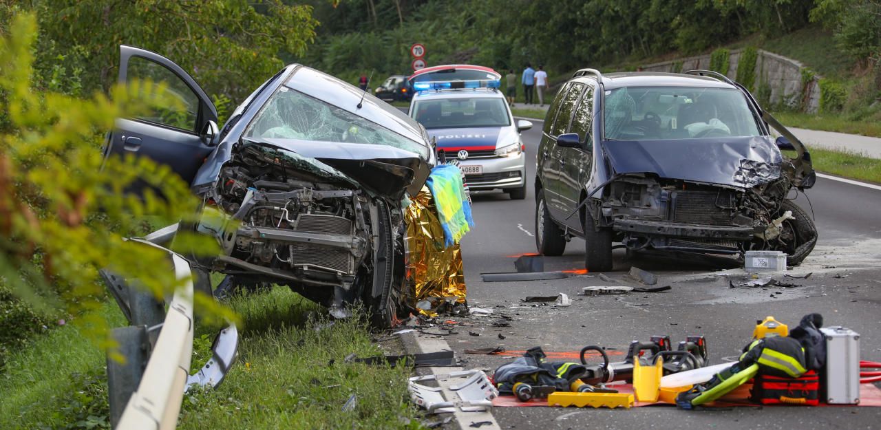 Heute.at - Eine Tote bei schwerem Crash zwischen Pkw