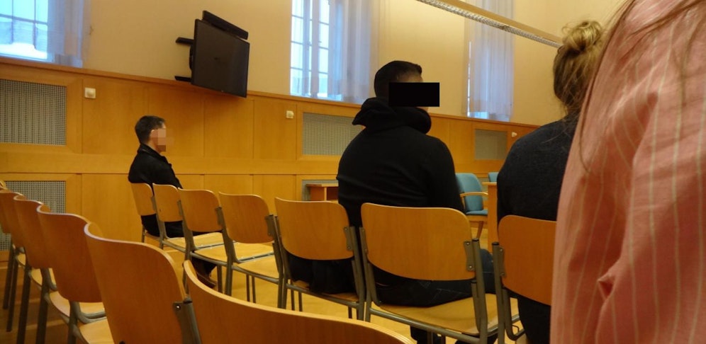 Der Lokalgast (li.) und der Wirt (re.) vor Gericht.