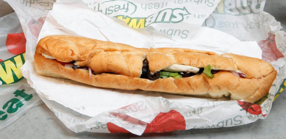 Mann wollte mit Sandwich verschwinden. 