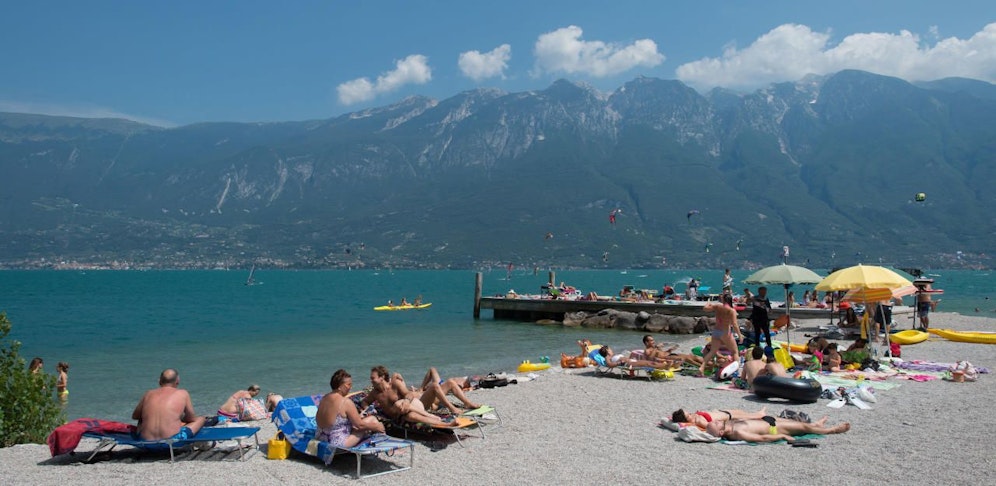 In unmittelbarer Nähe anderer Badegäste sprang das Paar ohne Kleidung ins Wasser.