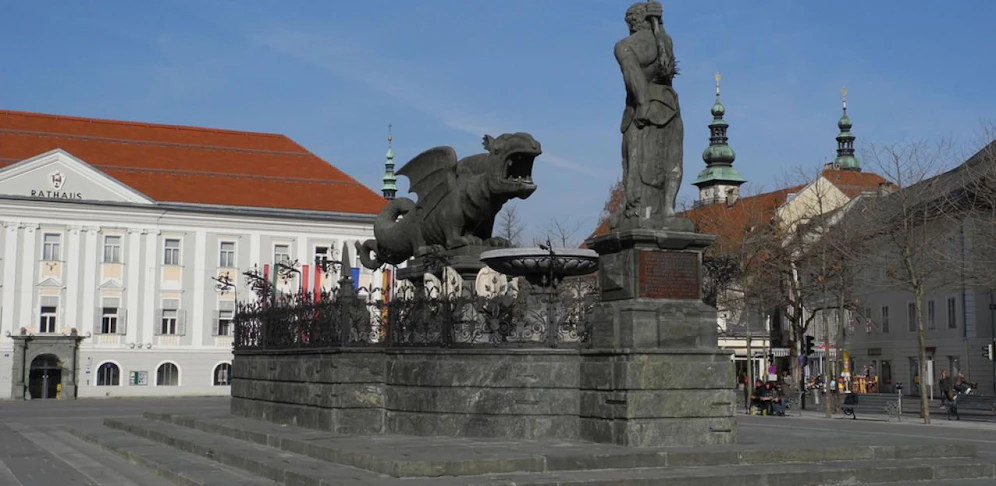 Neuer Platz in Klagenfurt mit Lindwurm, im Hintergrund das Rathaus.