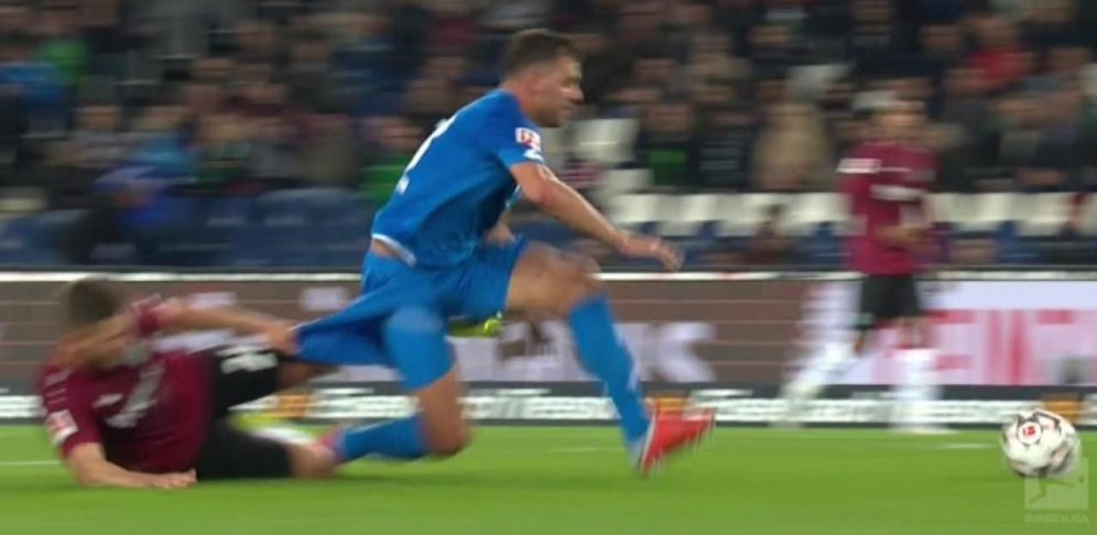 Kevin Wimmer zieht Adam Szalai an der Hose. Die Schiedsrichter übersehen das Foul.