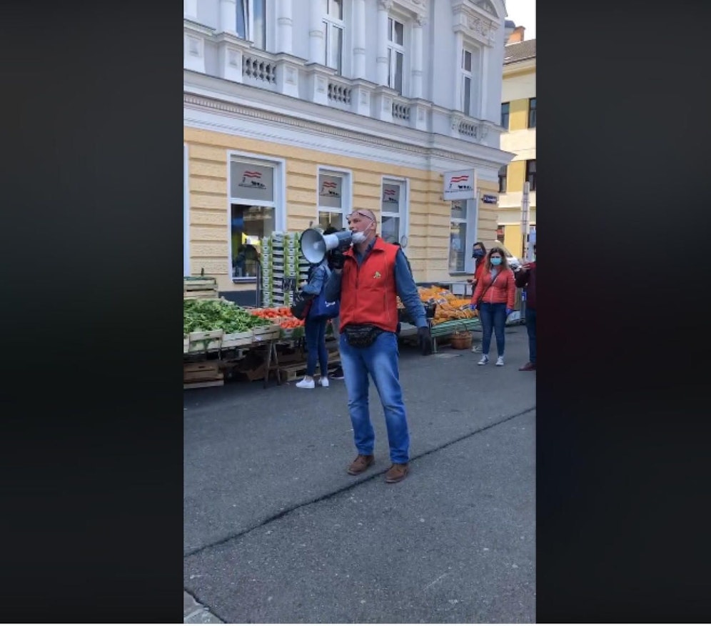 Via Megafon-Durchsagen erinnerten Mitarbeiter des Wiener Marktamts an die Einhaltung des 1m-Sicherheitsabstands. Dabei wurde auch an die "Wiener Disziplin" appelliert. 