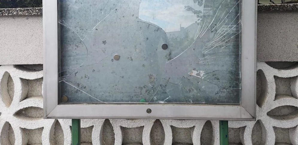 Dieser Schaukasten wurde schwer beschädigt.