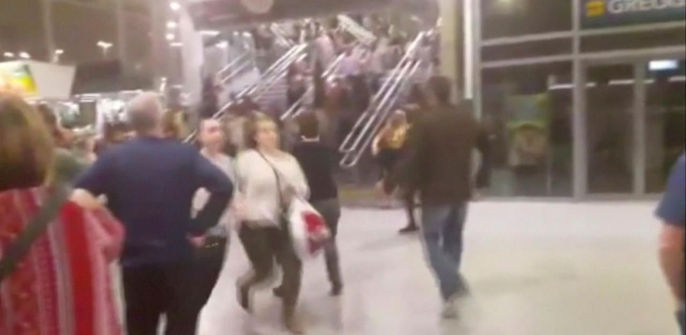 In Panik versuchten Hunderte Konzertbesucher aus dem Gebäude zu entkommen.