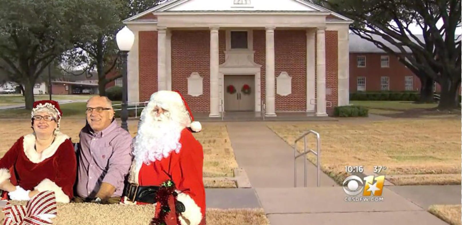 Bürgermeister Scott Cain posiert mit Santa Claus. (Fotos: CBSDFW, Facebook)