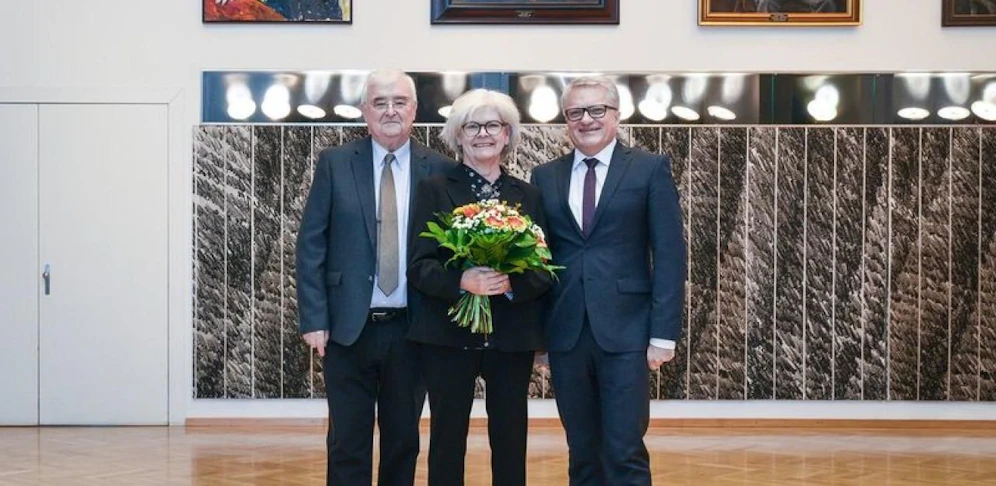 Franz Dobusch (li.) und Klaus Luger (im Bild mit der Malerin Susanne Purviance) sind unterschiedlicher Meinung.