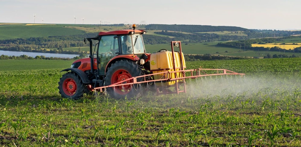 Der Landwirt arbeitete mit der Feldspritze.