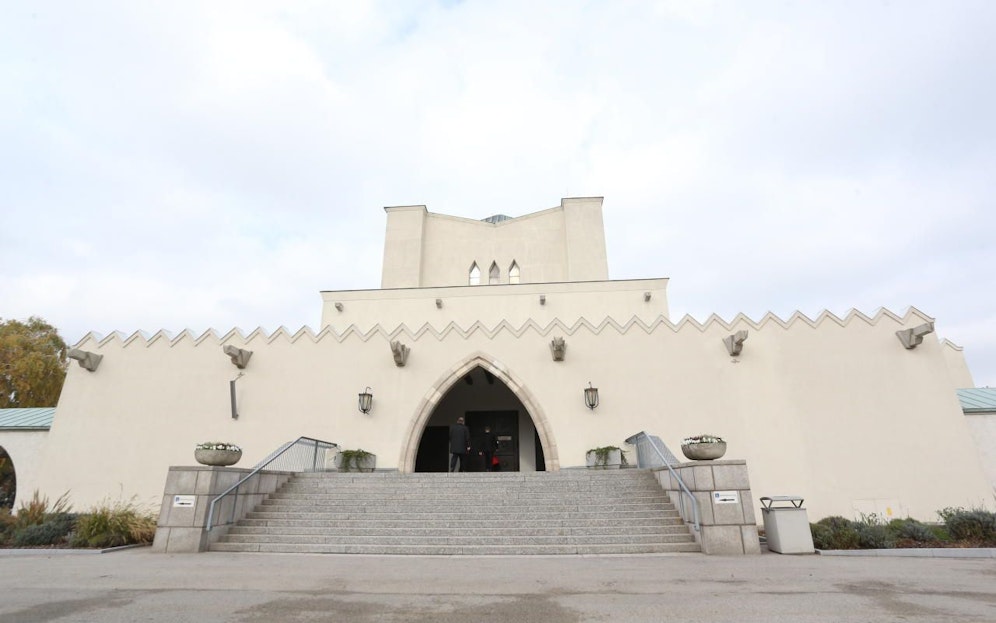 Das Verbot von Veranstaltung ab 100 Personen in Innenräumen betrifft auch Trauerfeiern, etwa in der Feuerhalle Simmering. Durch eine Balsamierung ist aber eine Verschiebung der Bestattung "nach weit hinten" möglich. 