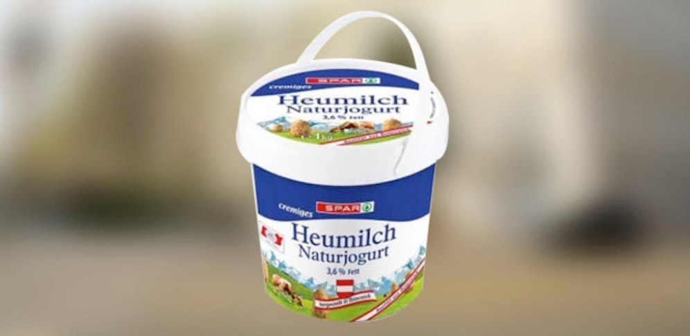In diesem Joghurt könnten sich Glassplitter befinden. Spar ruft das Produkt zurück.