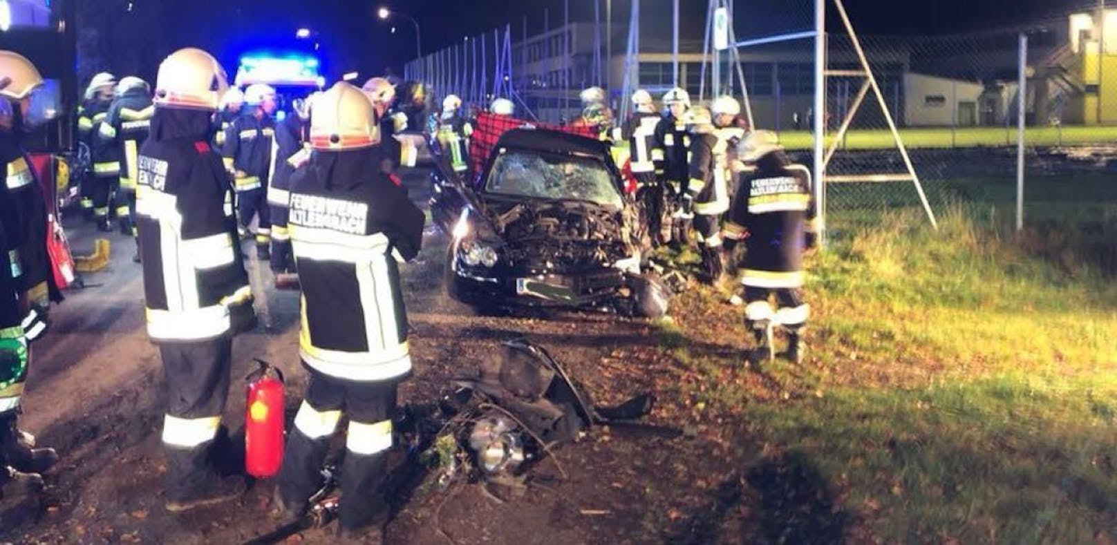 Crash bei Sportplatz: Verletzter saß in Auto fest