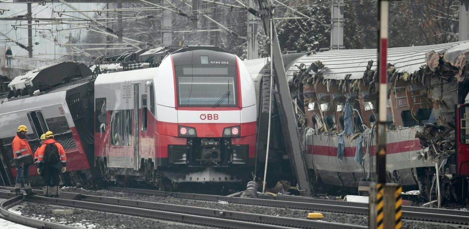 Eine Frau ist bei einer Kollision zweier Züge bei Niklasdorf ums Leben gekommen, 23 Personen wurden verletzt.