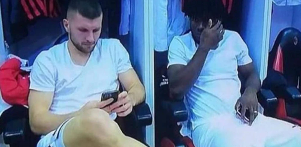 Ante Rebic (l.) ist in der Milan-Kabine mit dem Handy beschäftigt