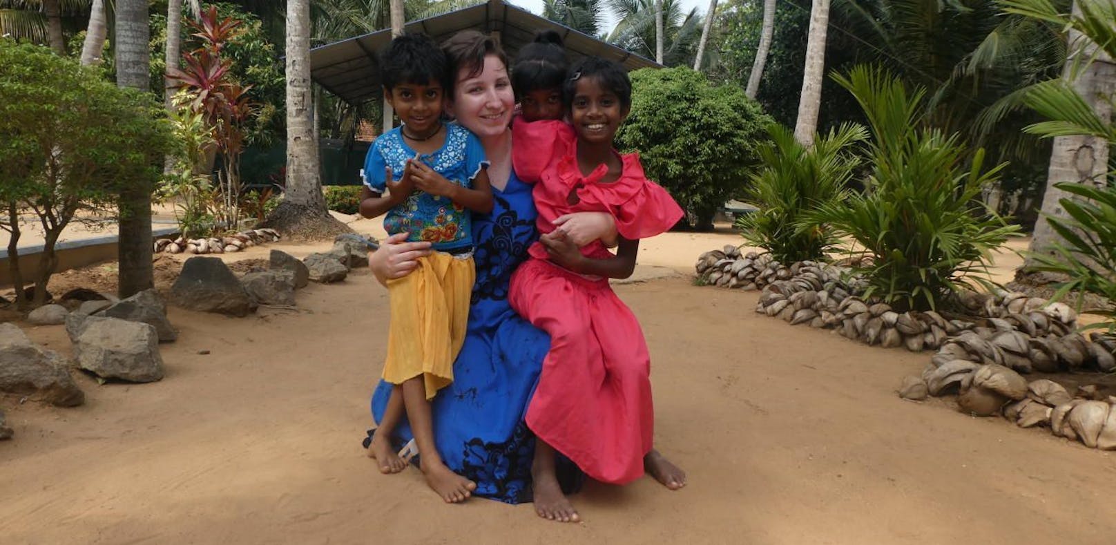 Hanna Krenn mit ihren Schützlingen in Sri Lanka.