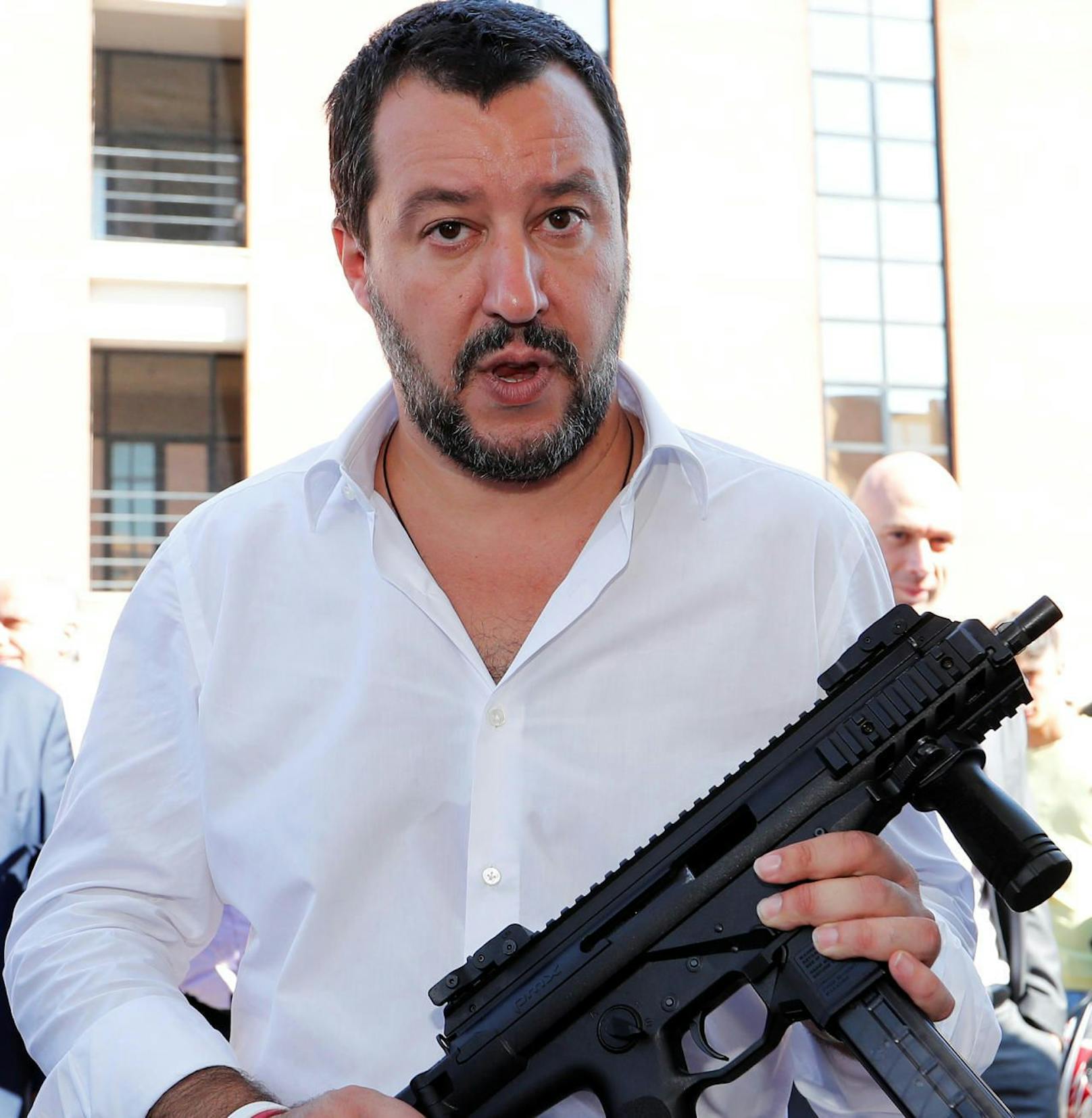 Salvini mit dem Gewehr.
