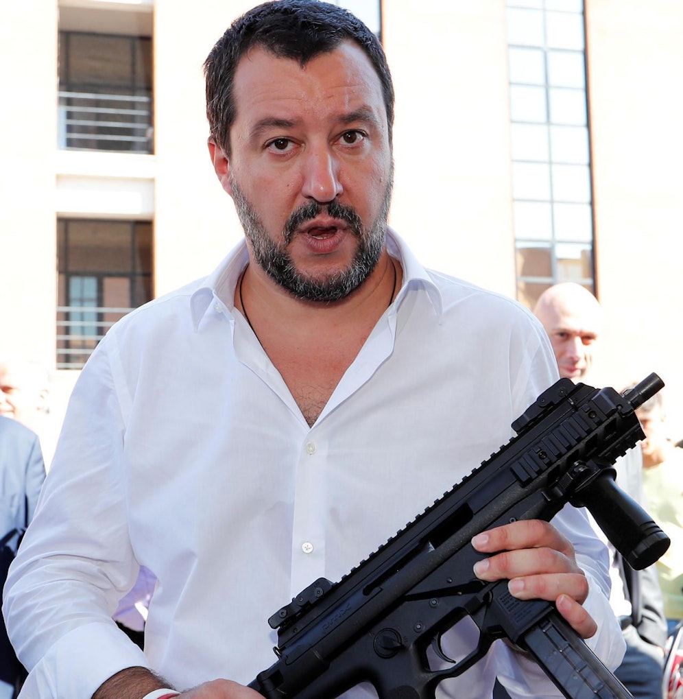 Salvini mit dem Gewehr. 
