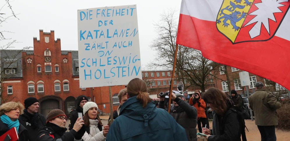 Ein Demonstrant vor dem Amtsgericht in Neumünster