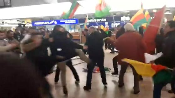 Eskalation: Am Flughafen Hannover (D) prügelten sich pro-türkische Passagiere mit kurdischen Demonstranten. 