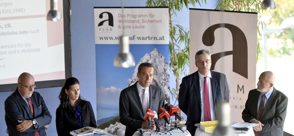 Bundesklanzler Christian Kern (Mi.) mit den Experten Heinz Zourek (li., ehem. Leiter der Generaldirektion Steuern und Zollunion der EU), Elisabeth Springler (BFI), Andreas Staribacher (2.v.r./Steuerberater) und Wirtschaftsforscher Alois Guger (re.). 