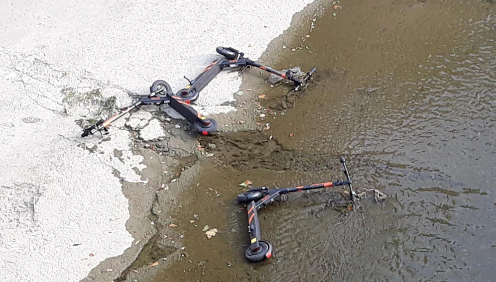 Scooter sollen ordentlich abgestellt werden.