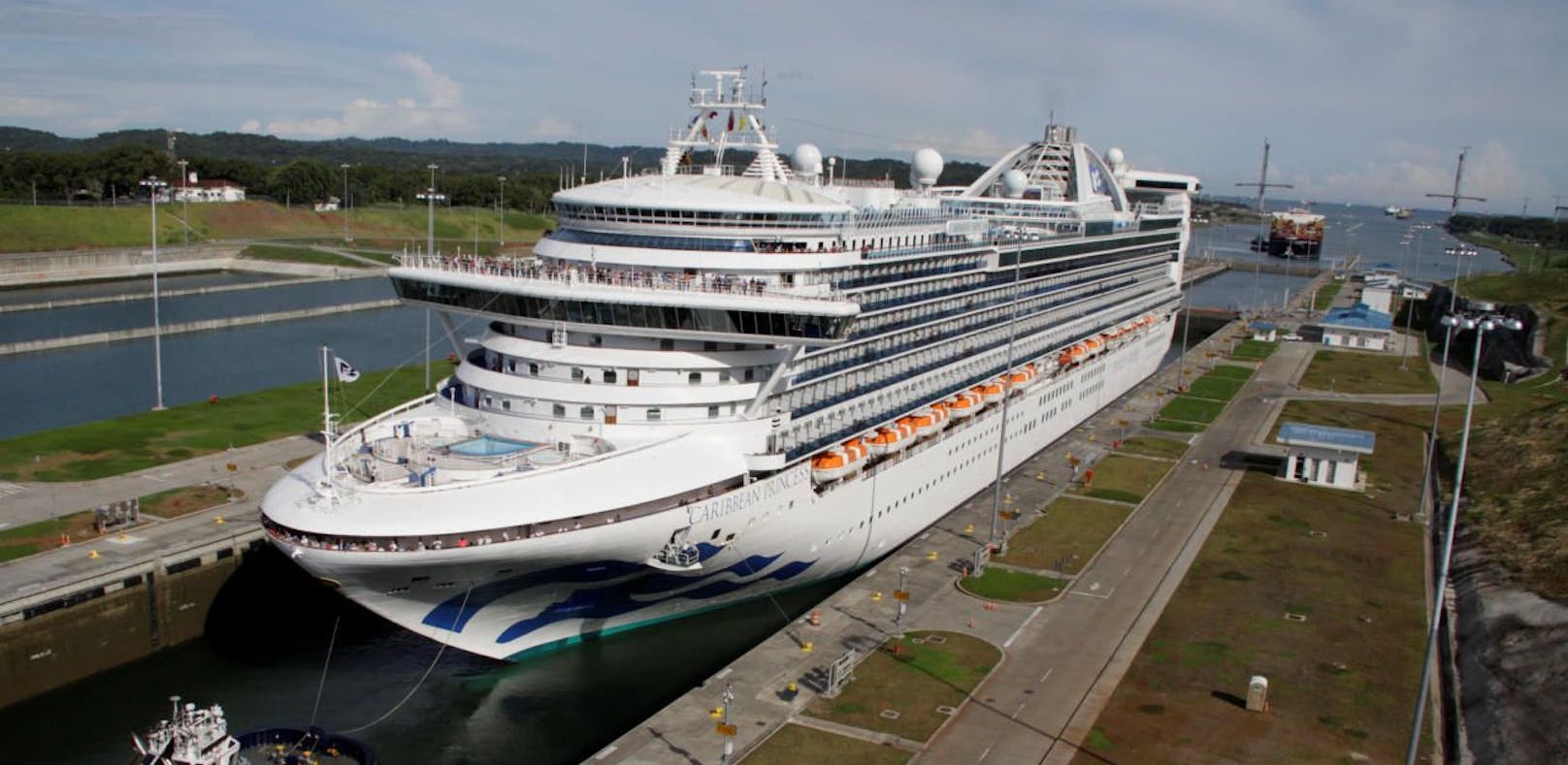 Erster Mega-Cruiser im Panamakanal