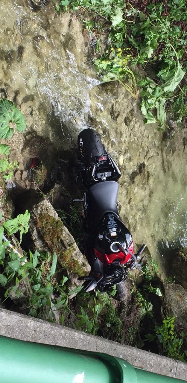 Heute.at - Biker zog Motorradfahrer nach Crash aus Wasser