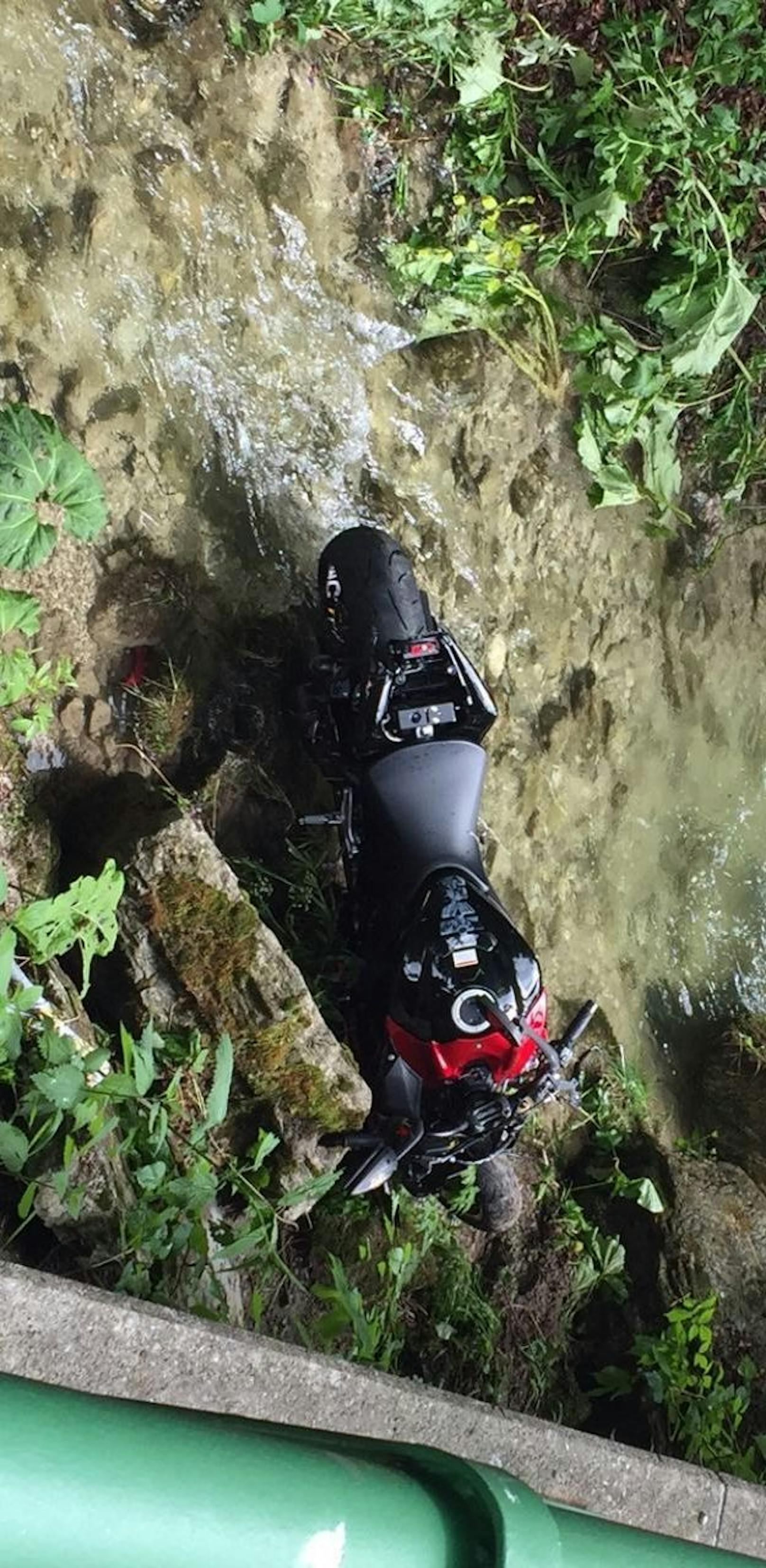 Biker zog Motorradfahrer nach Crash aus Wasser