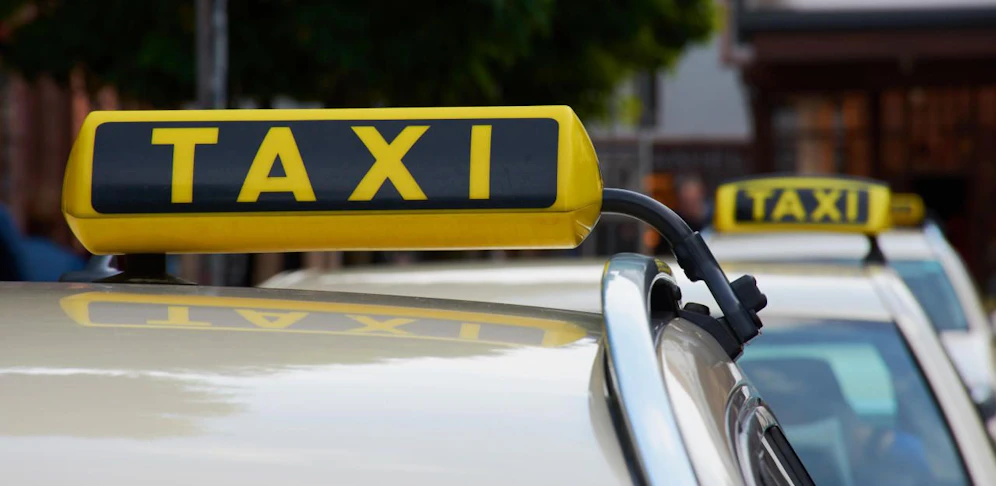 Im Taxi war dann Endstation für den jungen Flüchtigen. (Symbolbild).