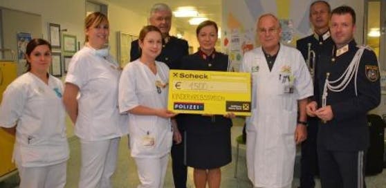 Am Dienstag wurde der Scheck im Wert von 1.500 Euro an die Kinderkrebsstation des LKH Graz übergeben
