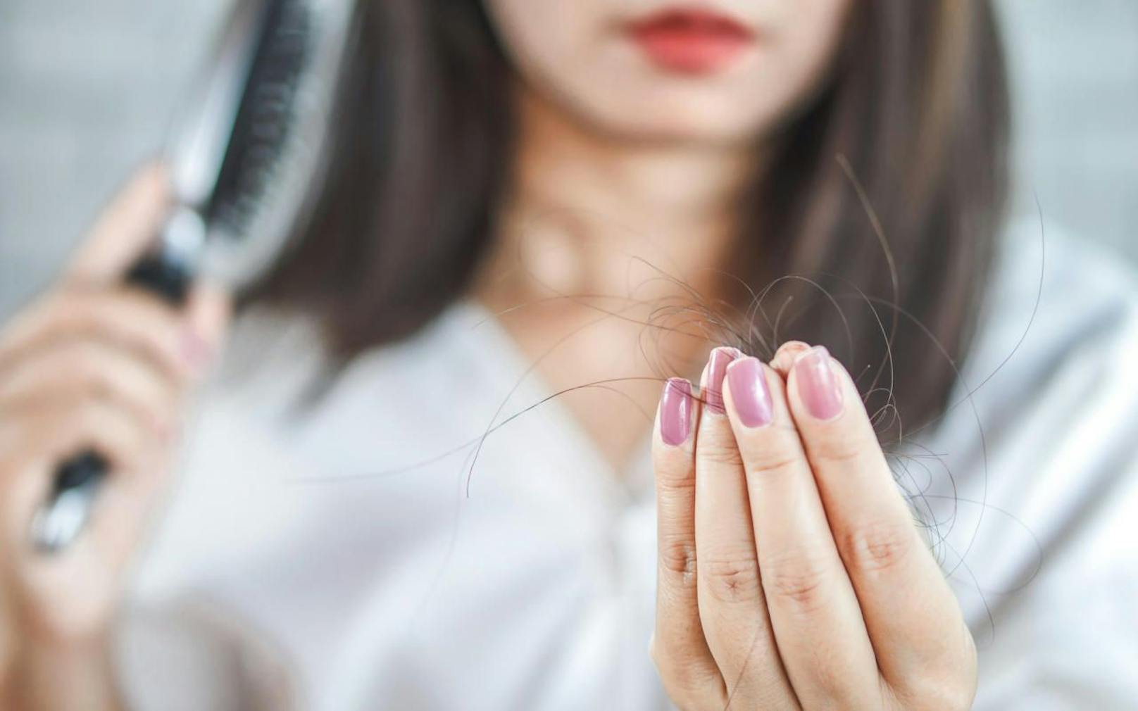 Haarausfall betrifft sowohl Männer als auch Frauen und ist häufig genetisch bedingt. Aber auch andere Faktoren können dazu führen. 