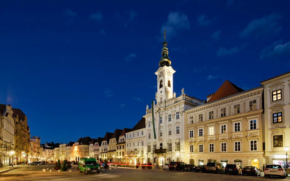 Vor dem Steyrer Rathaus ließ sich Gemeinderat Hingerl mit seinem Namen im Kopfsteinpflaster verewigen. 