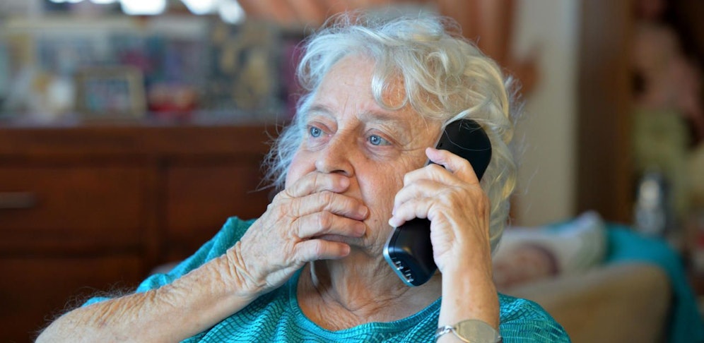 Die Frau erhielt einen Anruf und fiel auf den falschen Polizisten rein.