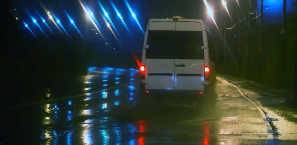 Eine 36-jährige Mutter wurde Mittwochabend neben ihrem Sohn von einem Kleintransporter angefahren. (Symbolfoto)