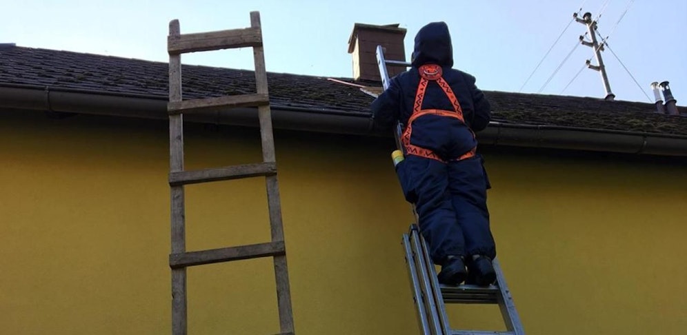 Mit Schutzanzügen kletterte die Feuerwehr aufs Dach. 