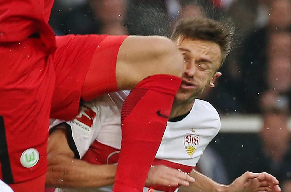Hier rammt Goalie Casteels Gentner sein linkes Knie ins Gesicht.