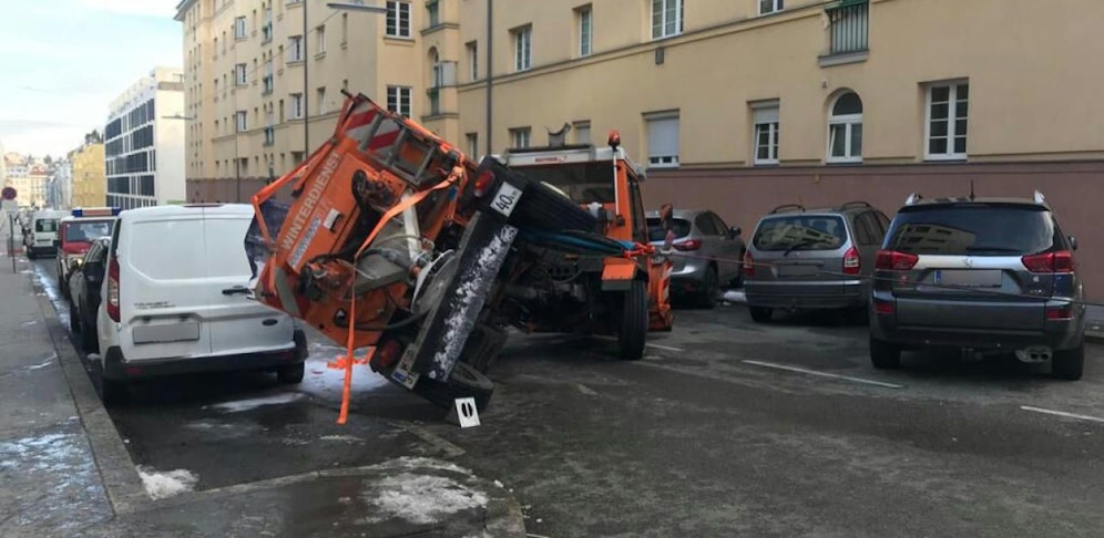 Beim Umstürzen des Streufahrzeugs wurden drei Autos beschädigt.