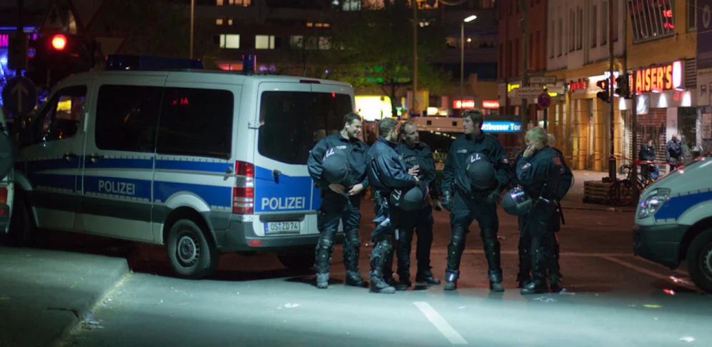 Die Polizei hat mehrere Wohnungen durchsucht.