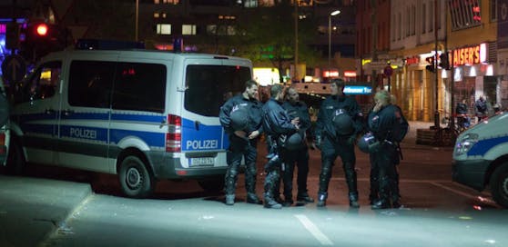 Die Polizei hat mehrere Wohnungen durchsucht.