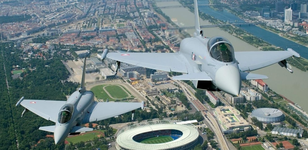 Zwei Eurofighter über Wien.