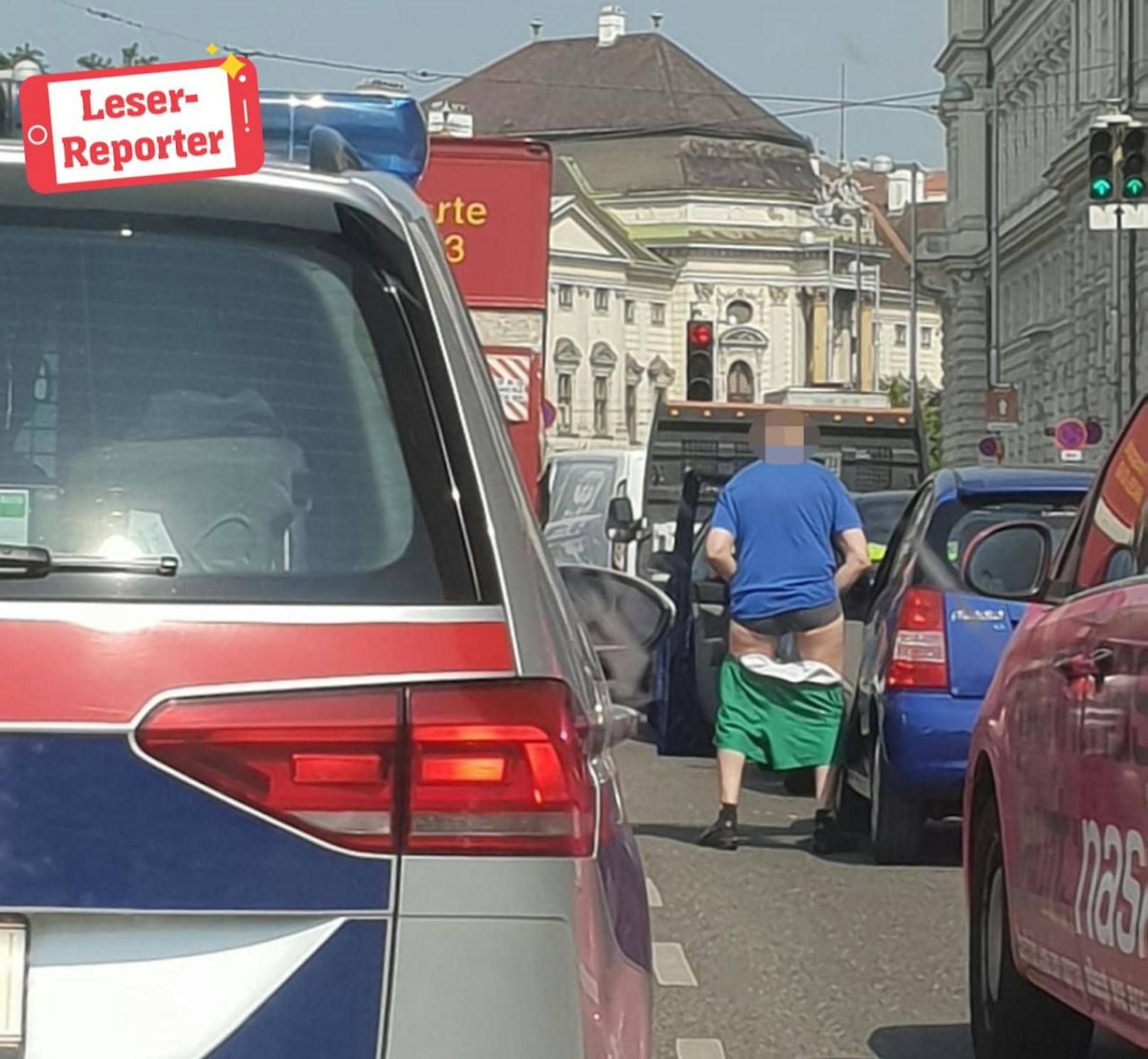 Ein Wiener Autofahrer urinierte im Stau in eine Flasche - vor den Augen von Polizisten...