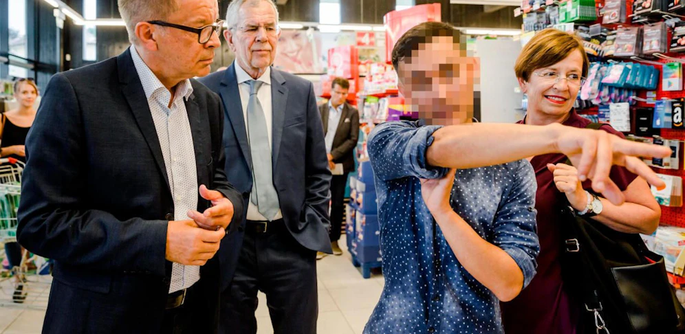 Um dieses Bild ging es: Bundespräsident Alexander Van der Bellen besuchte den von der Abschiebung bedrohten Musterlehrling am 14. August in einem Supermarkt in Neumarkt im Hausruckkreis, Oberösterreich. Er wollte damit ein Signal an die Regierung zu senden, eine humane Lösung für dieses Problem zu finden. Begleitet wurde er vom OÖ-Integrationslandesrat Rudi Anschober (Grüne), der die bundesweite Initiative "Ausbildung statt Abschiebung" gestartet hat.