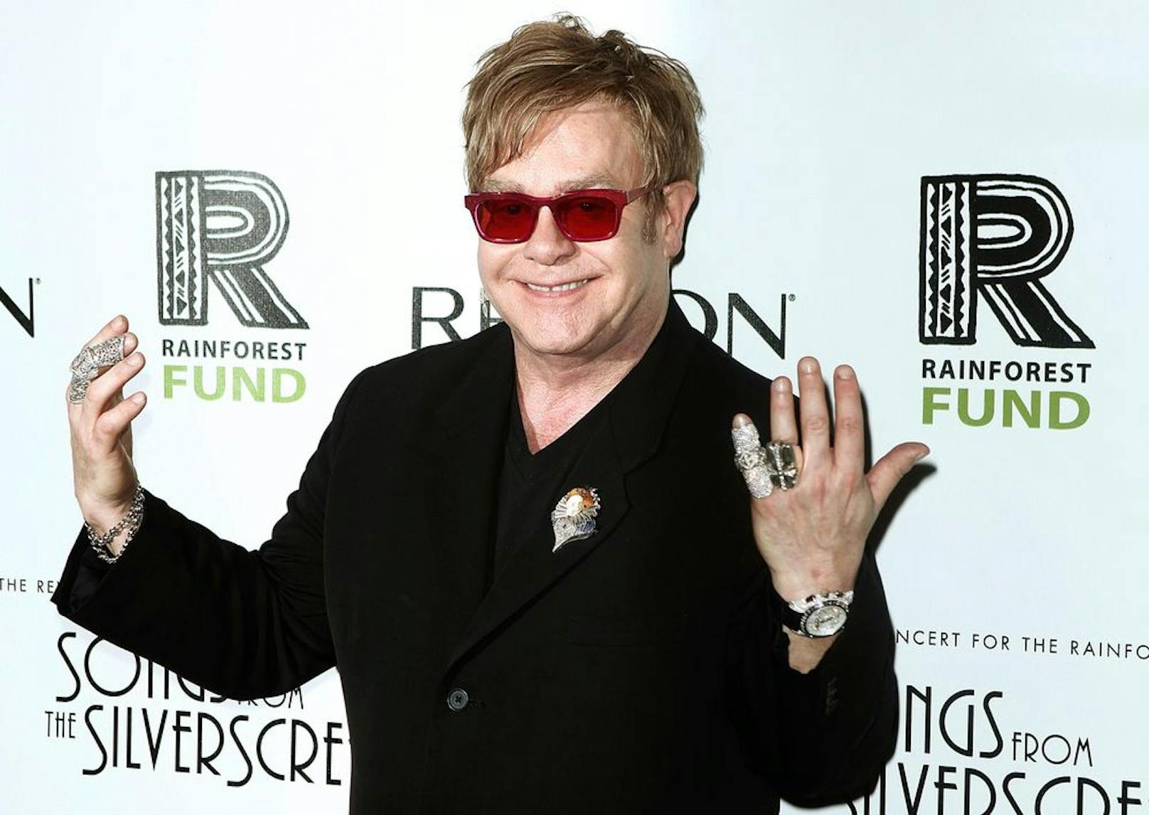 Sorge um Elton John – der Sänger sitzt im Rollstuhl