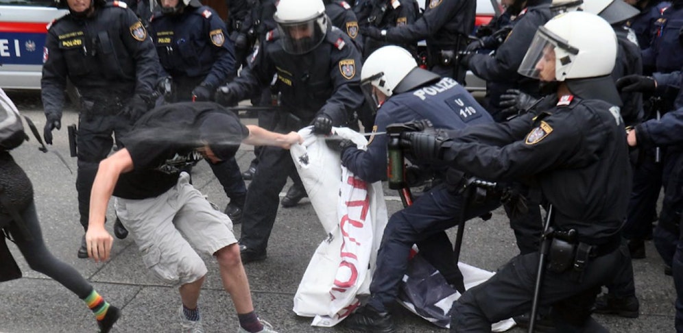 Bei der Eskalation des Identitärenmarschs im Juni 2016 griff die Polizei mit Pfefferspray durch.