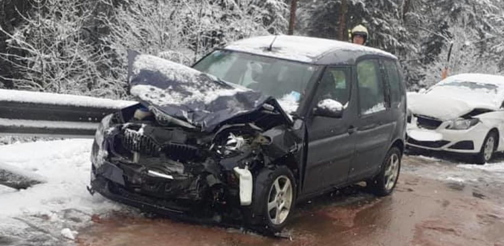 Dienstagmittag kam es in Elmen (Bezirk Reutte) zu einem schweren Verkehrsunfall, nachdem eine 31-jährige Autolenkerin aus Deutschland in den Gegenverkehr geriet.