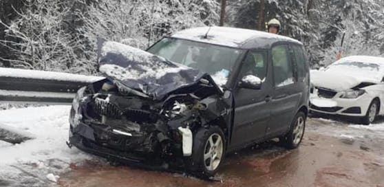 Dienstagmittag kam es in Elmen (Bezirk Reutte) zu einem schweren Verkehrsunfall, nachdem eine 31-jährige Autolenkerin aus Deutschland in den Gegenverkehr geriet.