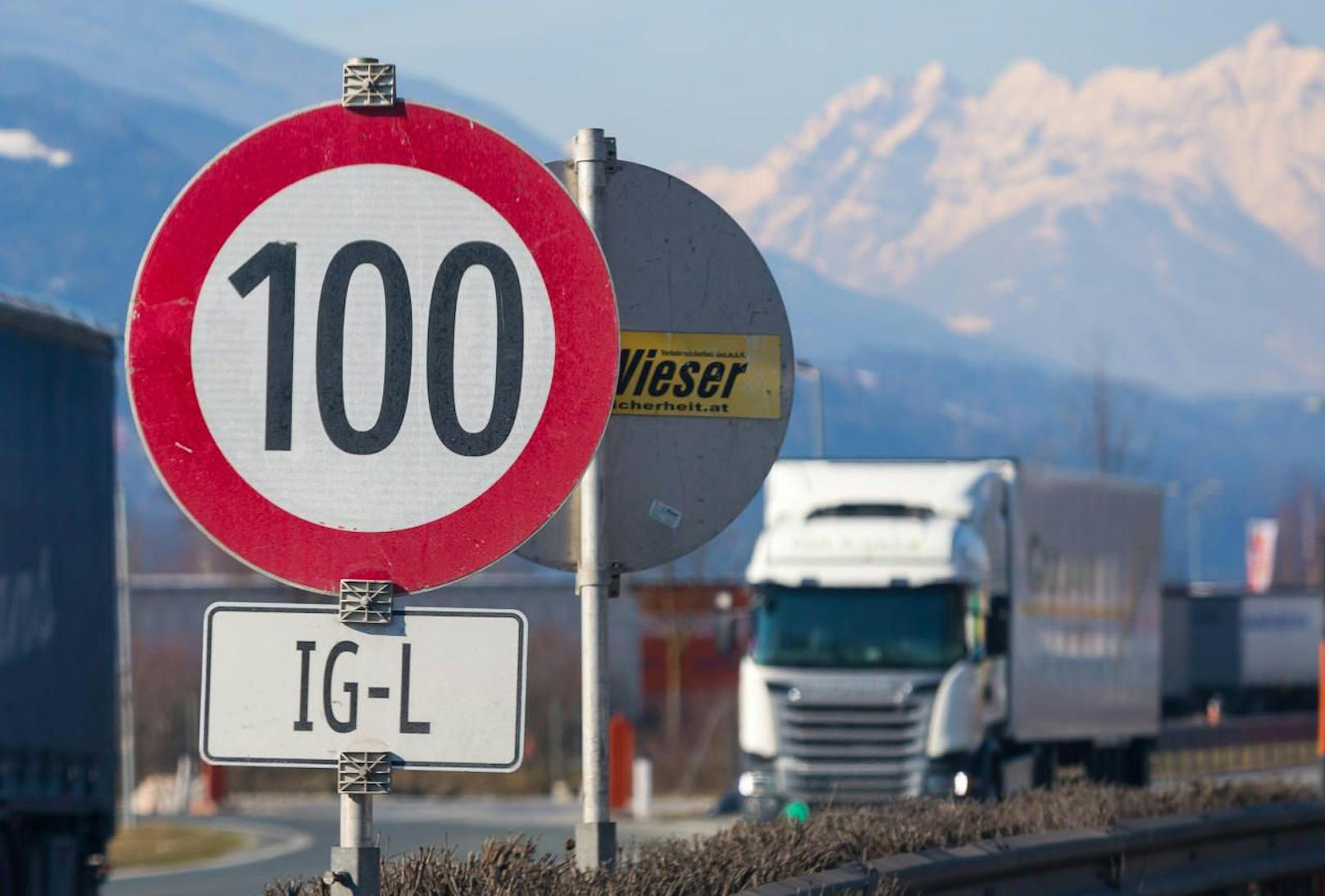 Das Immissionsschutzgesetz-Luft (IG-L) mit Tempolimit 100 km/h auf einer heimischen Autobahn.