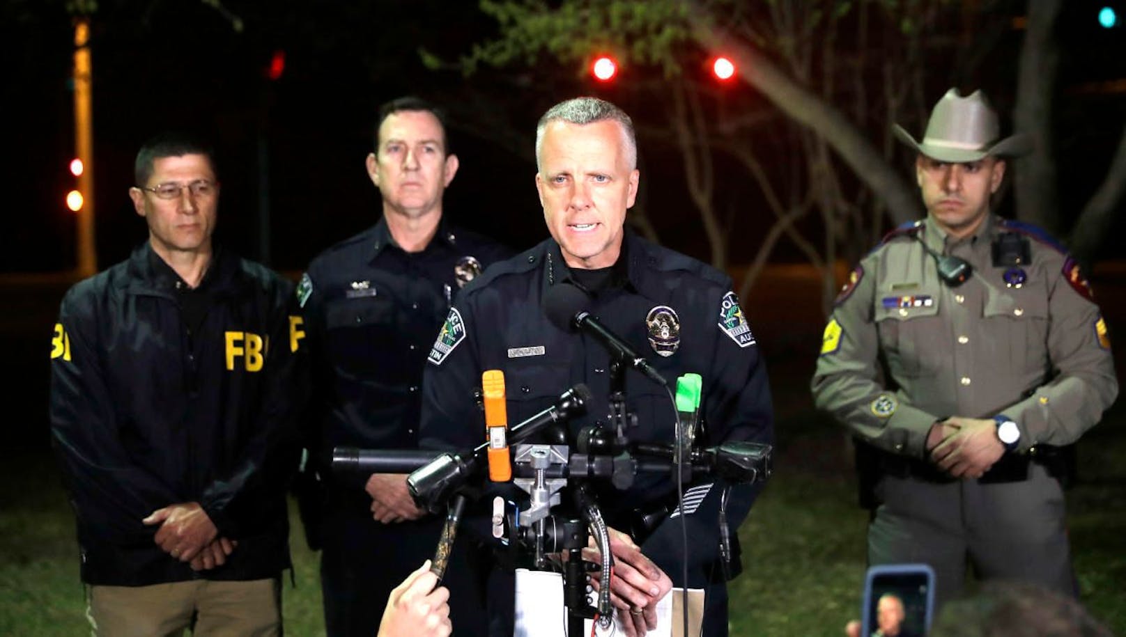 Viel Arbeit: Austins Polizeichef Brian Manley (Mitte) muss seit Anfang März viele Pressekonferenzen geben. Eine Bombenserie erschüttert seine Stadt. 